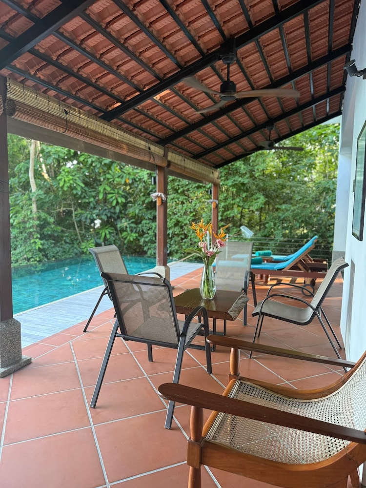 Ambong Pool Villas 30/50