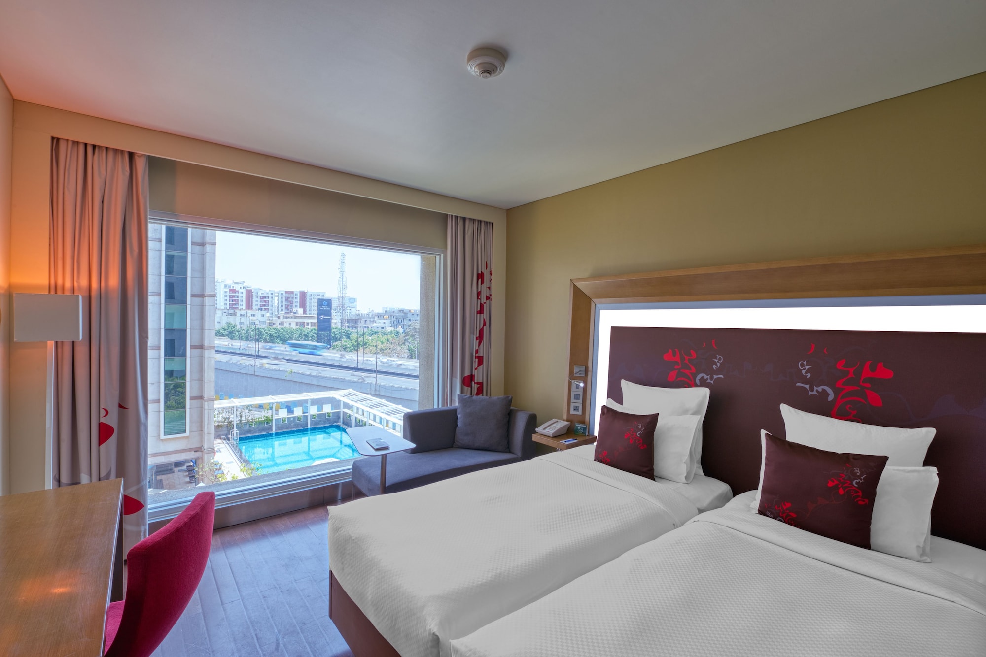 DELUXE, TWIN BEDS