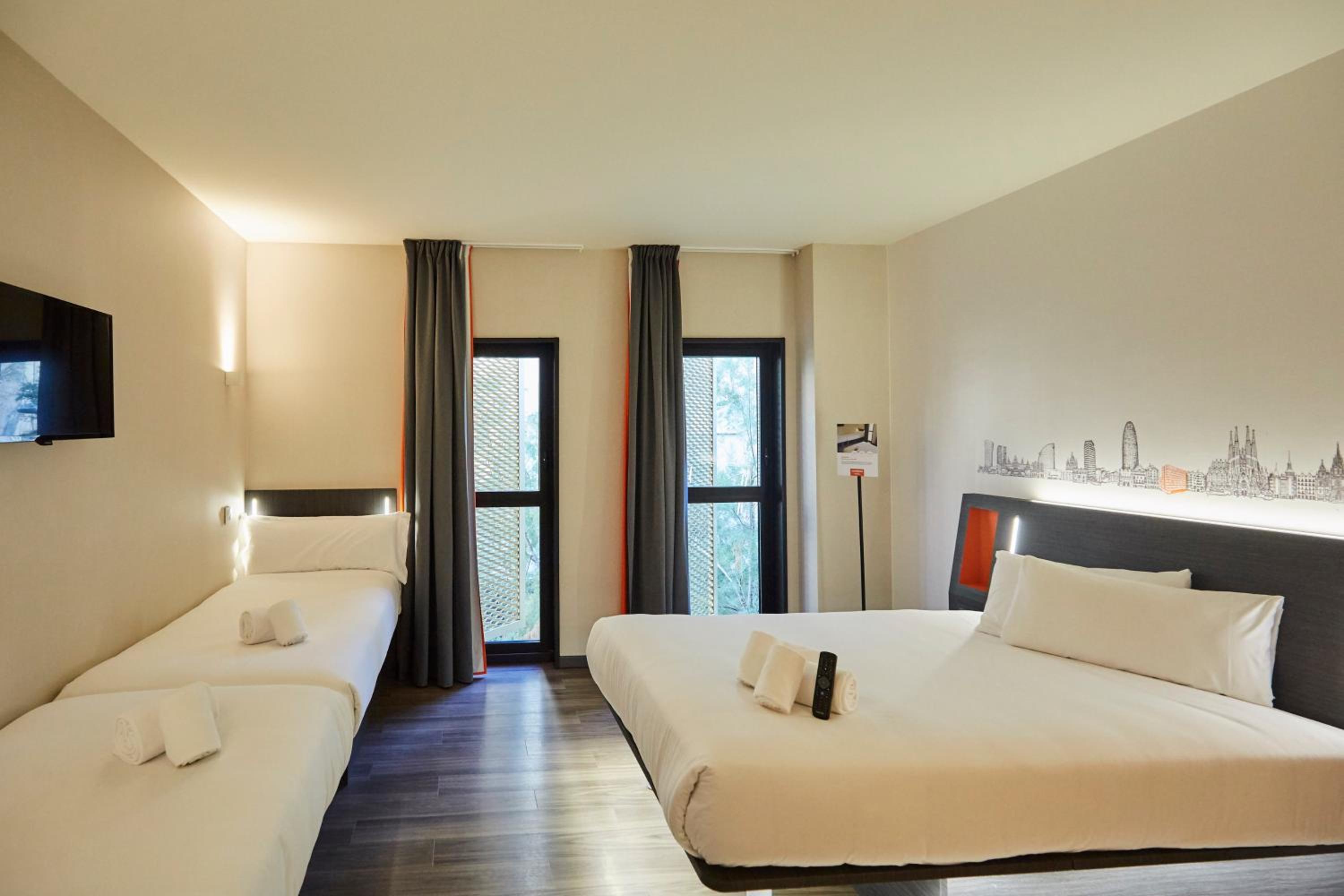 غرفة عائلية بسرير مزدوج، easyHotel Barcelona Fira 2/10