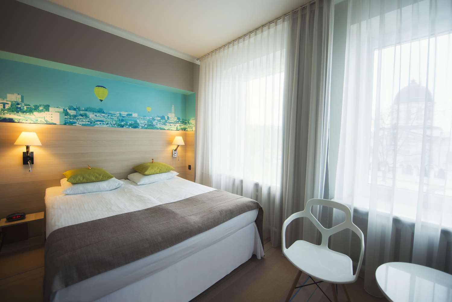 Standard, Queen Bed, Street View