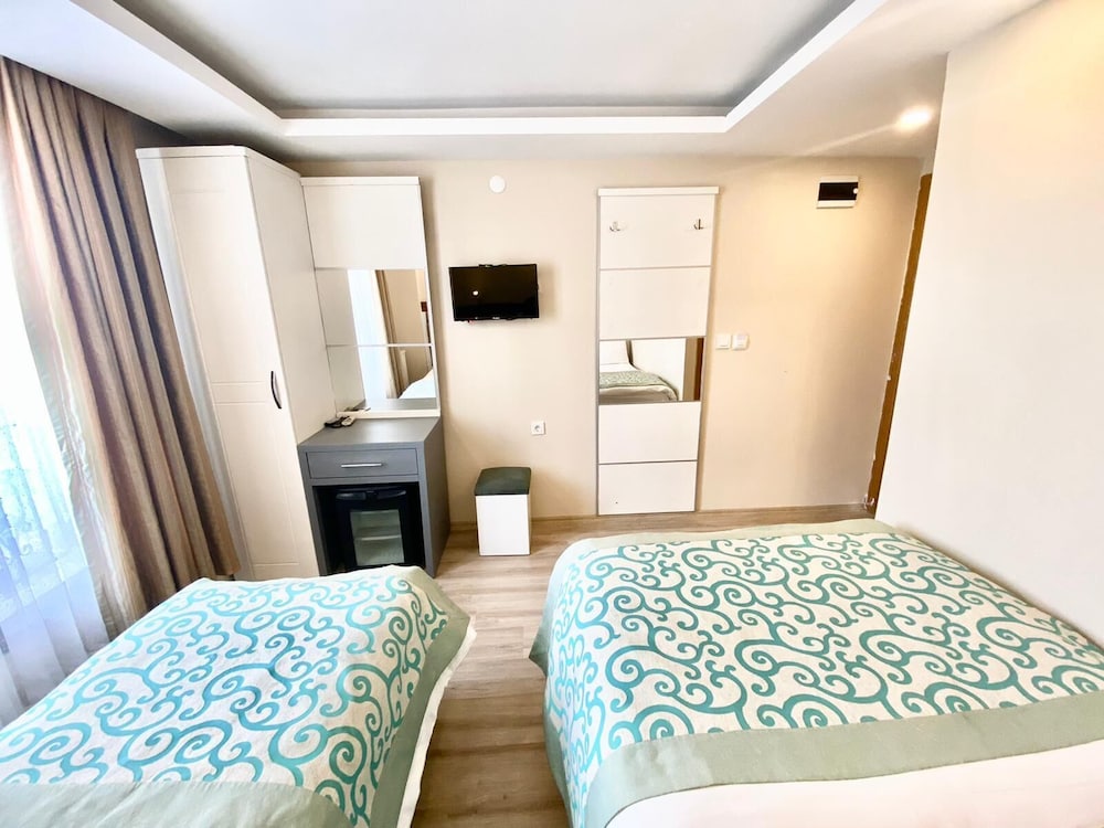 ROOM, DOUBLE OR TWIN BED