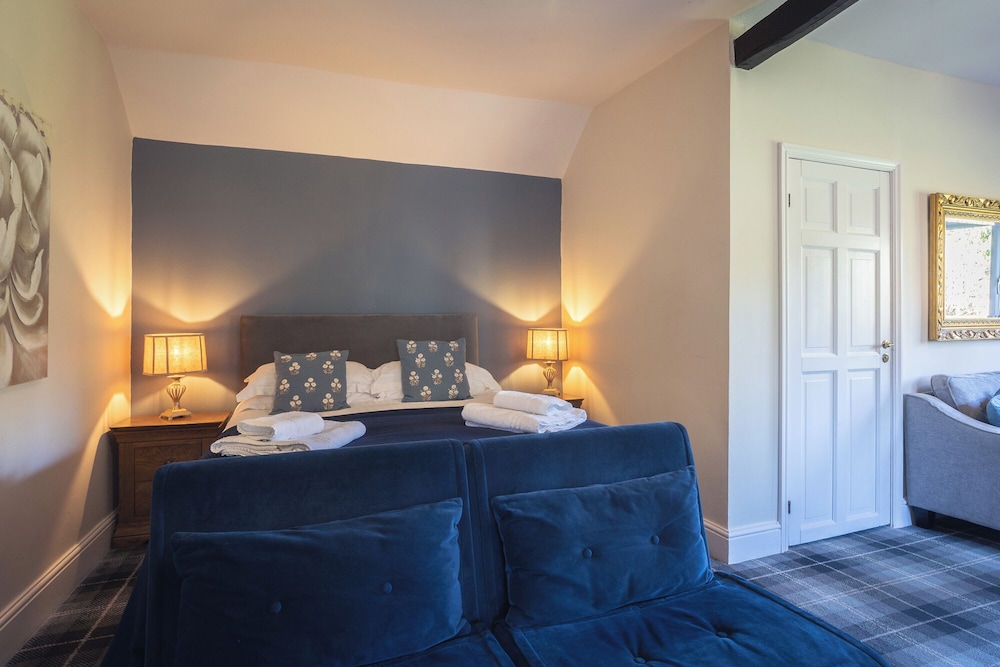 DELUXE, SUITE, KING BED