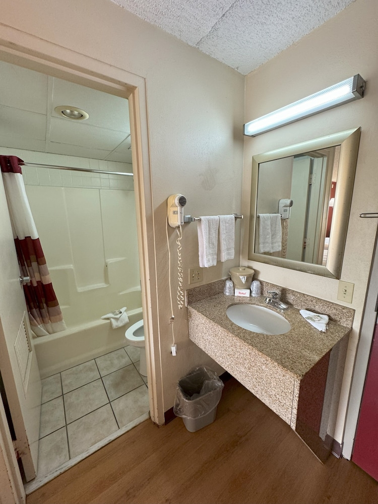 Red Roof Inn and Suites Cleveland - Elyria 62/64