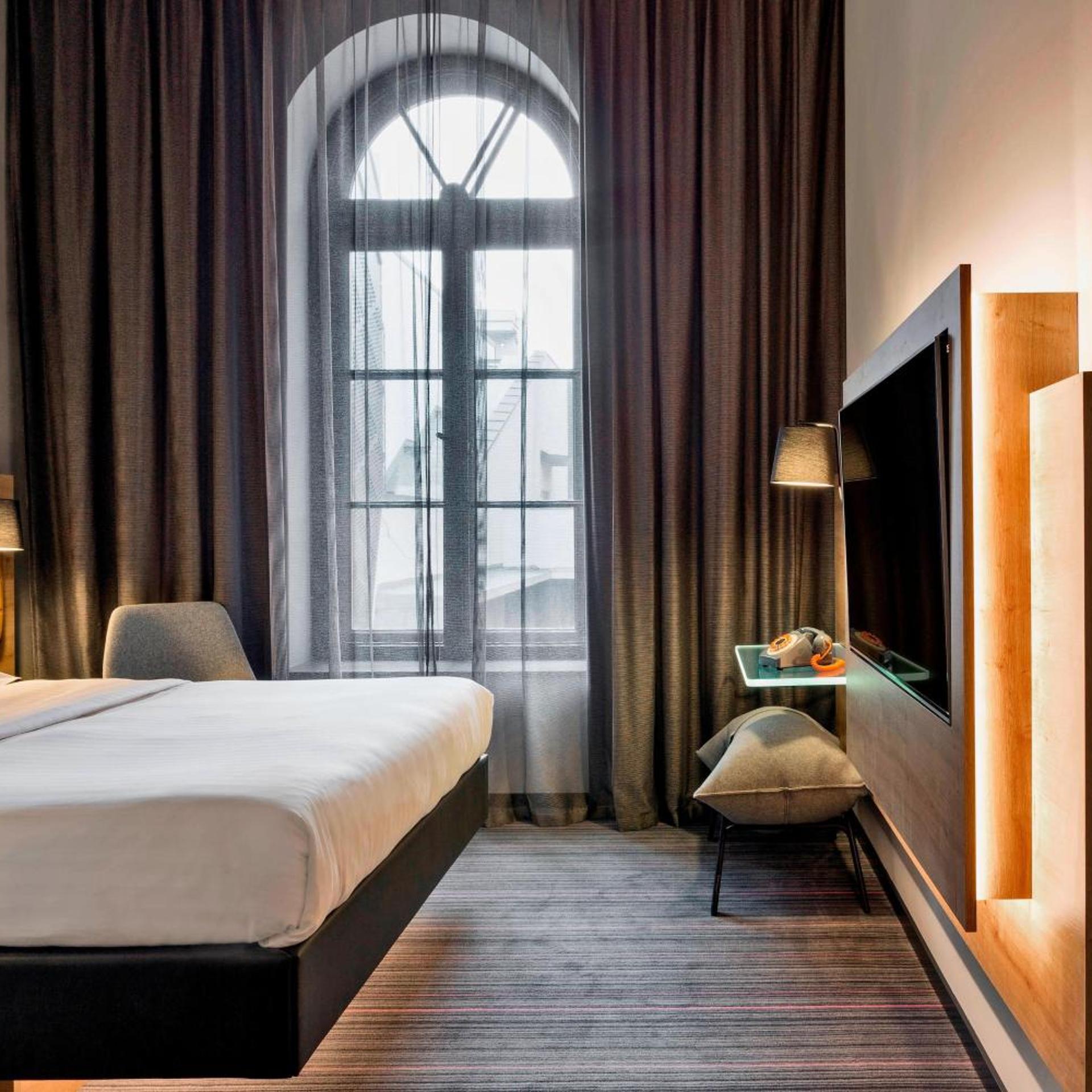 Cozy Sleeper, Guest Room, Queen Bed