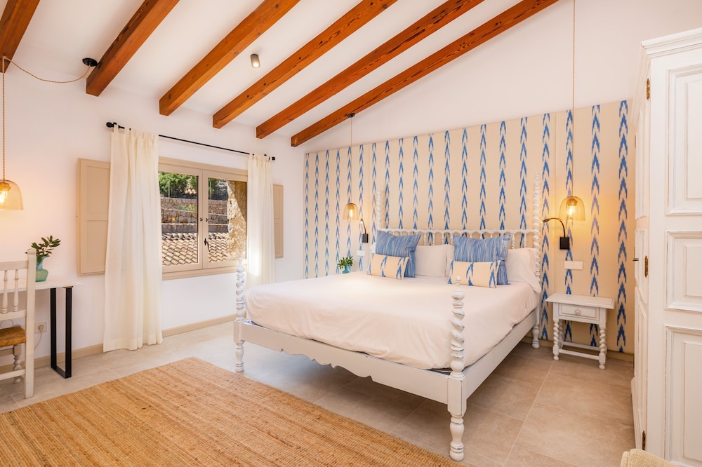DELUXE, DOUBLE BED