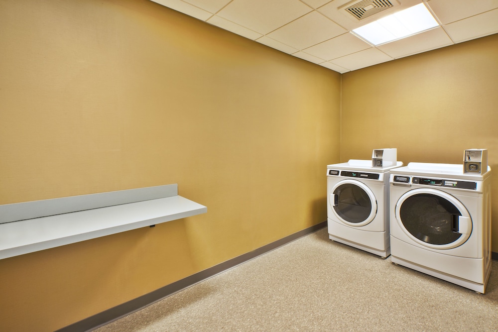 Holiday Inn Express Suites New Castle 34/62