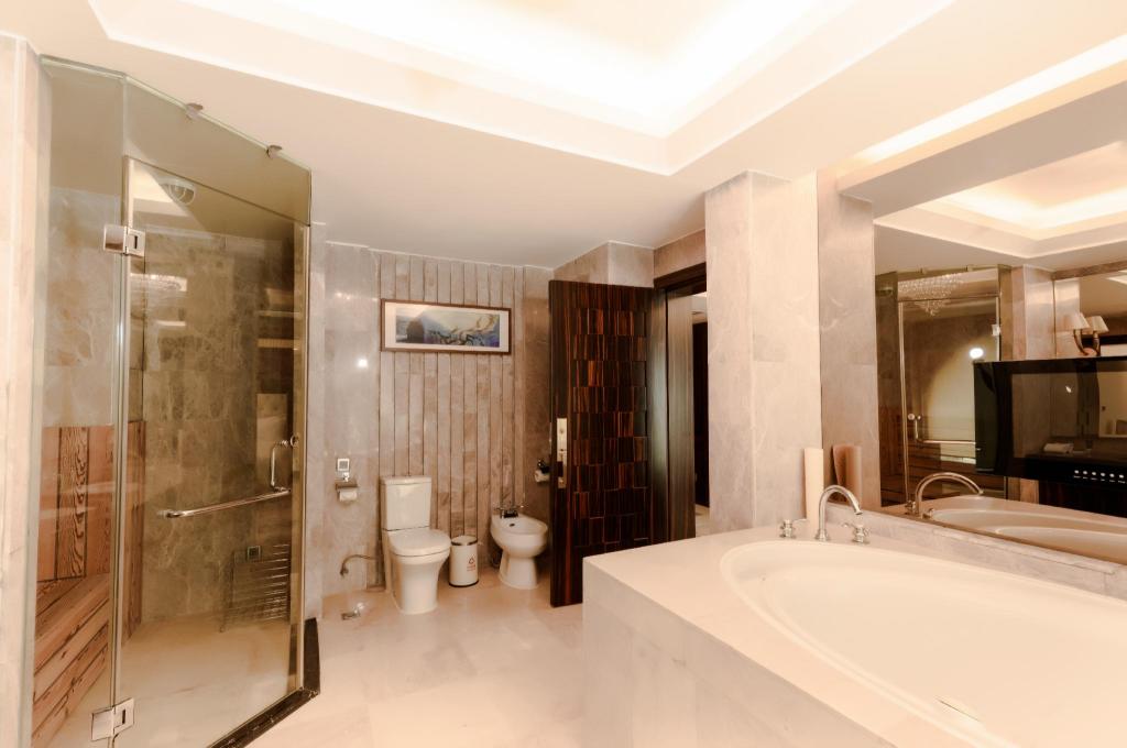 2 Bedrooms, Presidential, Suite, 2 King Beds