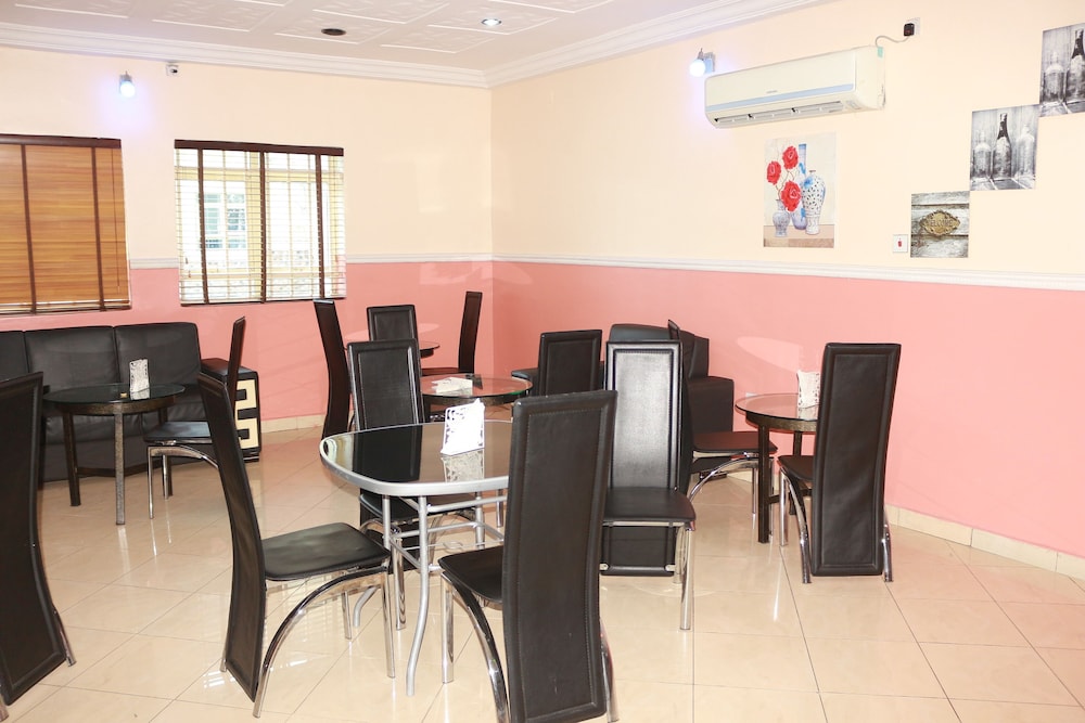 Royal Charlin Hotel And Suites 21/24