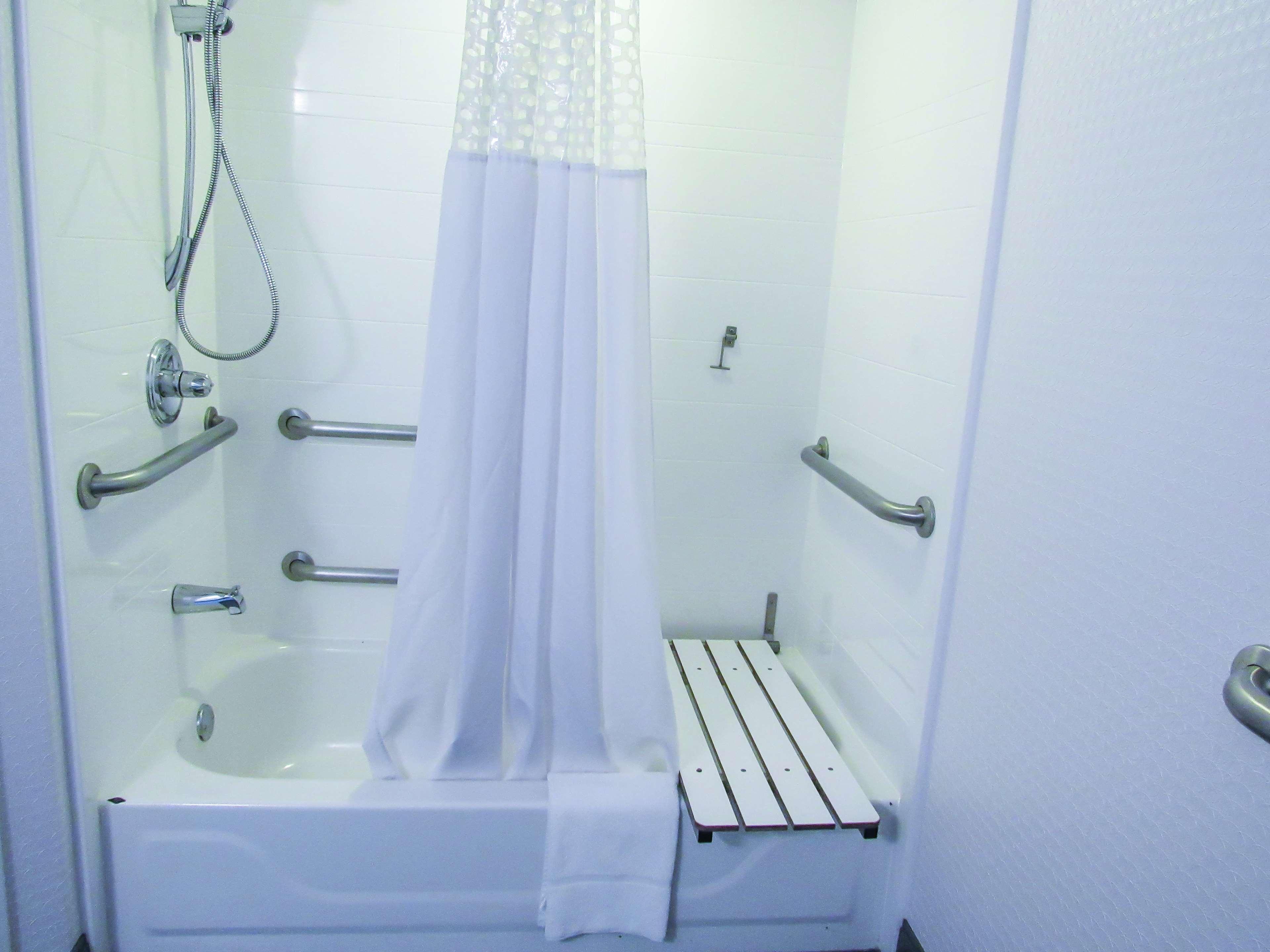 غرفة بسرير كوين، Hampton Inn Suites Newtown 4/4