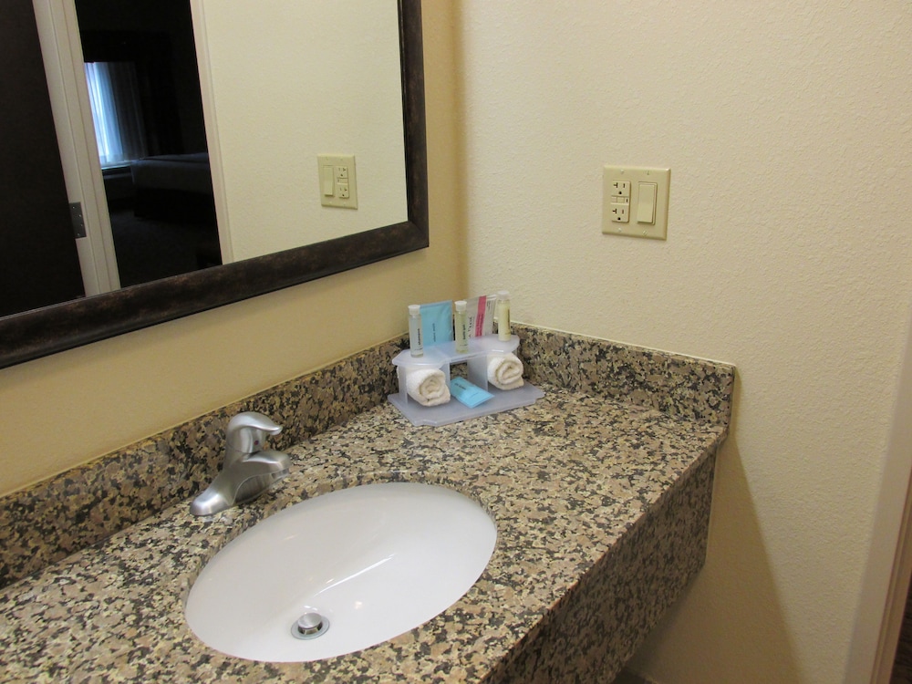 Holiday Inn Express Suites Wheeling 25/78