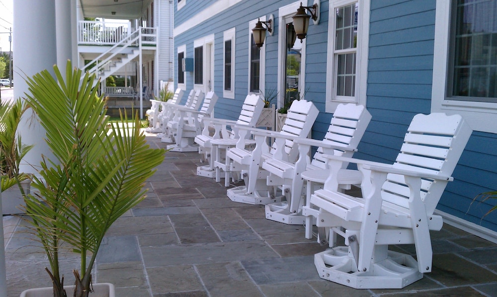 Commander Beach House Hotel 36/50