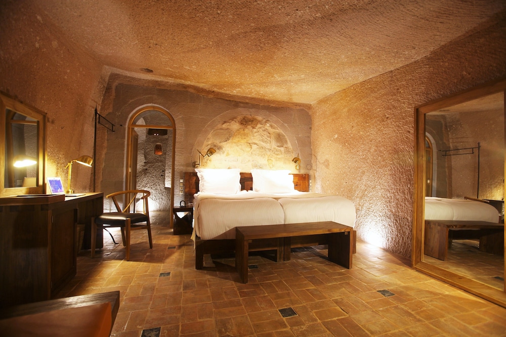 MILLSTONE CAVE SUITES 21/77