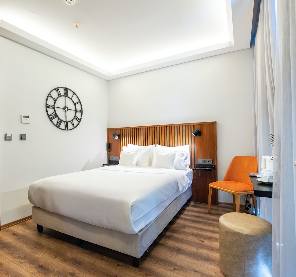 Discovery Hotel 27/69