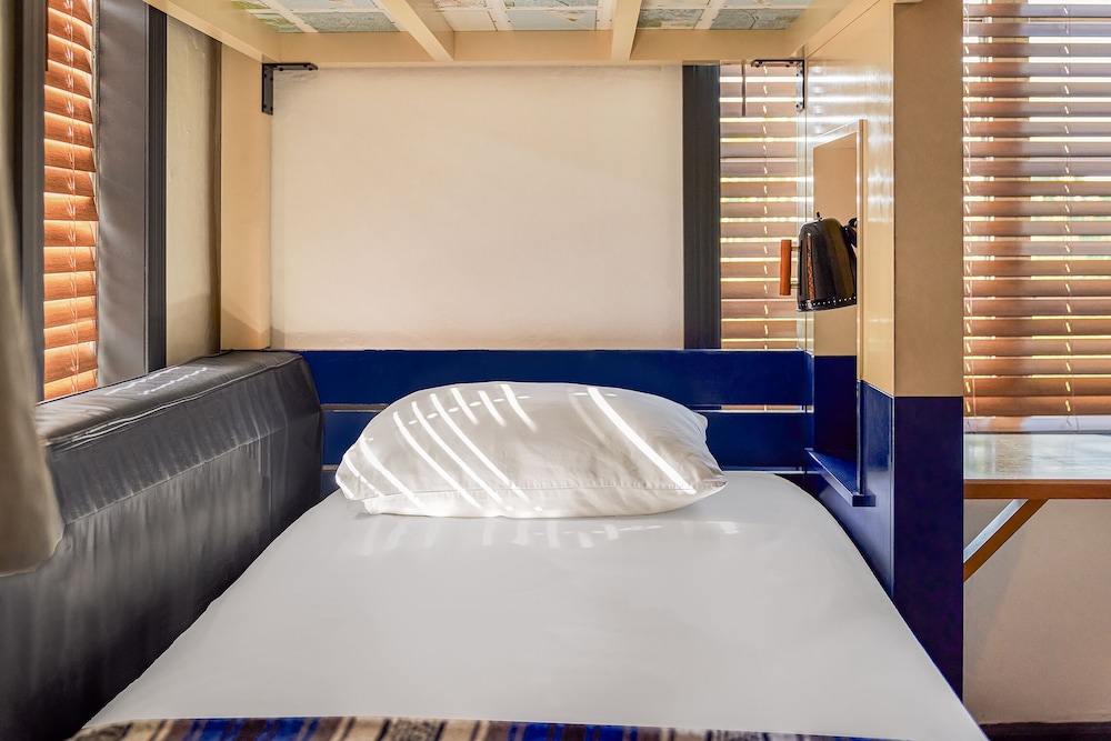 MIXED DORM, QUADRUPLE