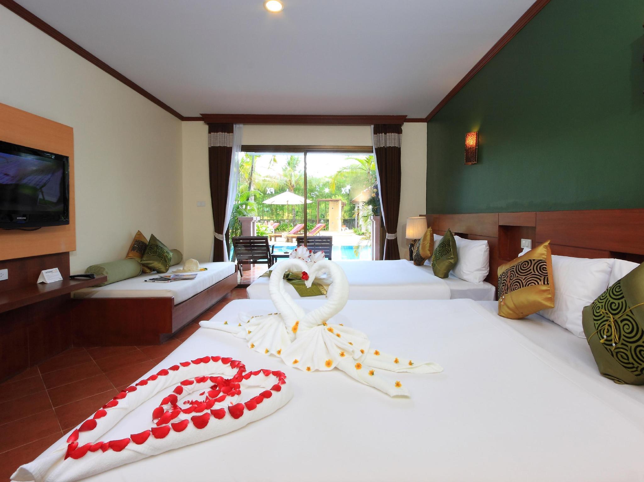 Deluxe, 2 King Beds, Pool Access