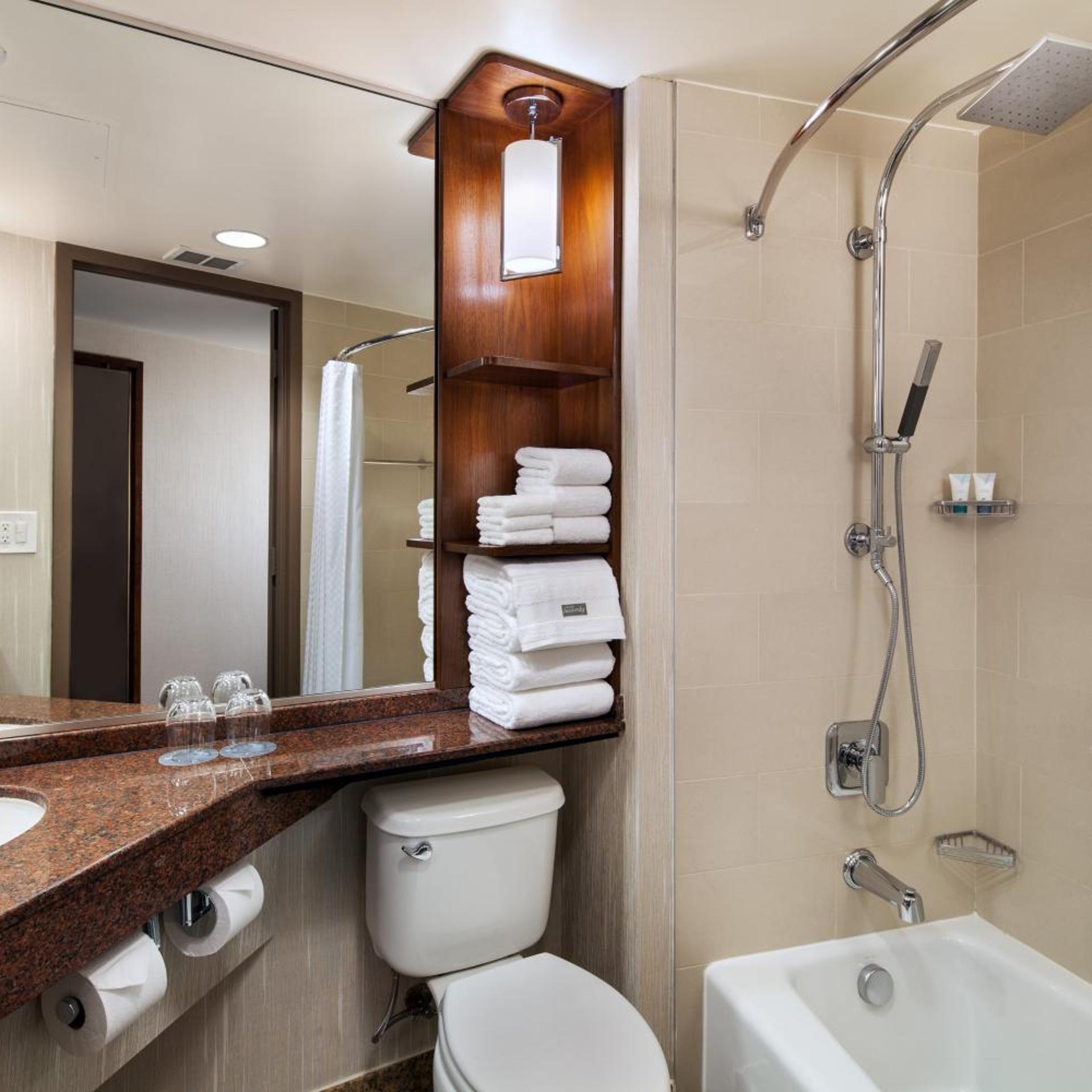 غرفة بسرير كوين لذوي الإعاقة، Westin Bonaventure 2/3