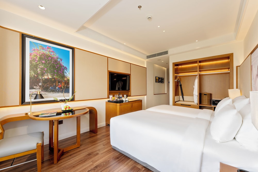 PREMIER, DOUBLE BED, CITY VIEW