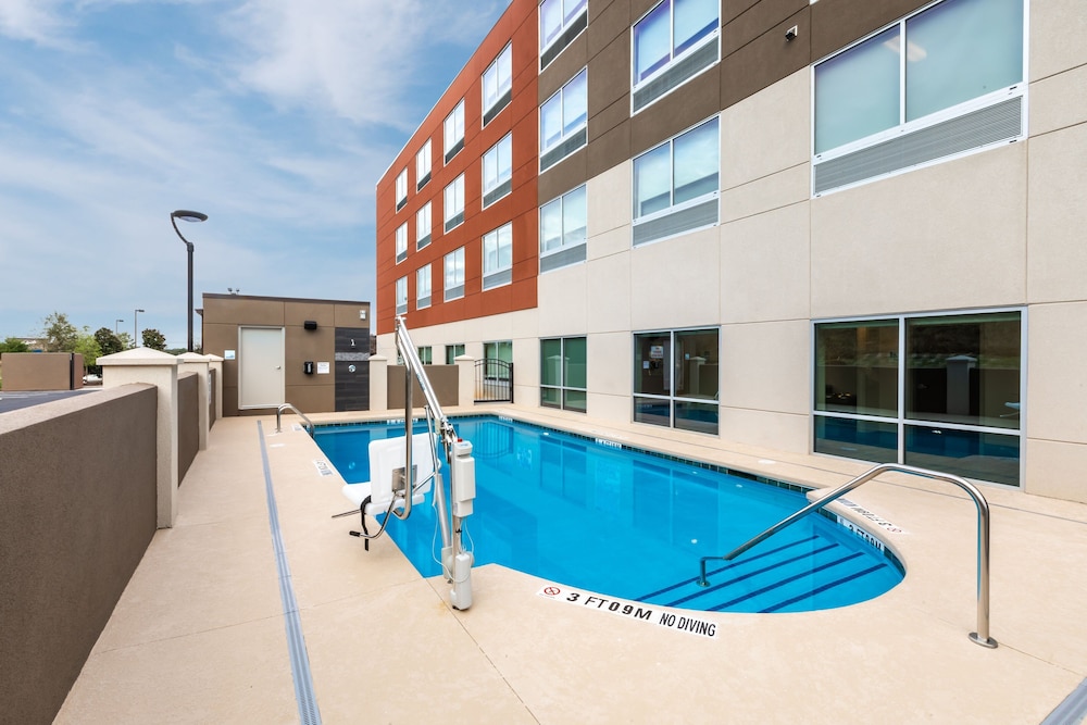 Holiday Inn Express And Suites Greenville Taylors 5/50
