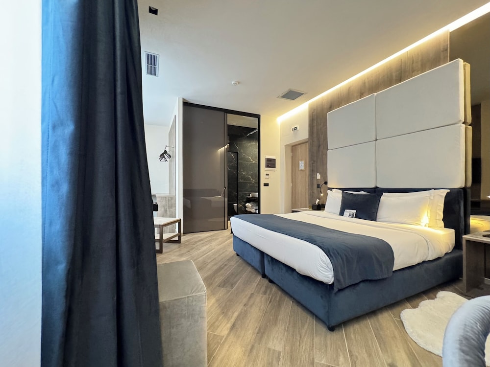 ROYAL, BLUE, SUITE, KING BED, HOT TUB