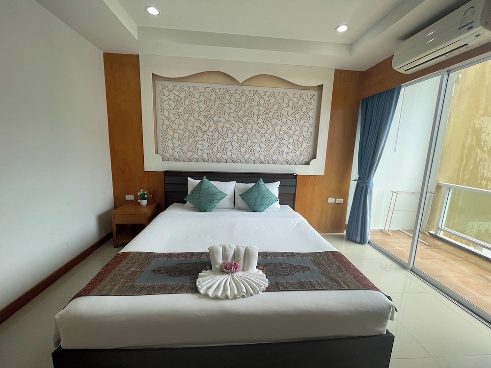 T & C Hotel Patong Beach 8/70