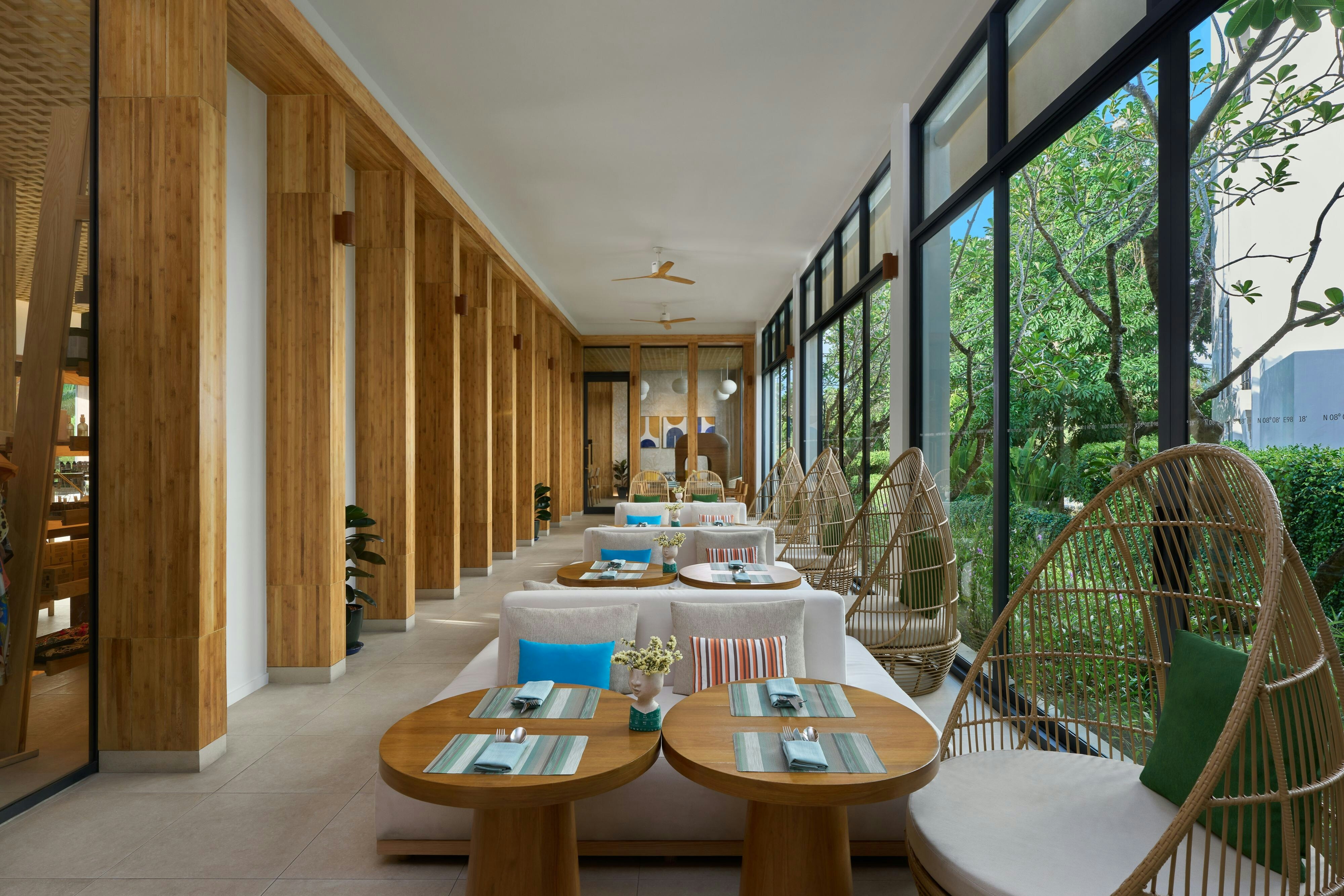 Le Meridien Phuket Mai Khao Beach Resort 52/60