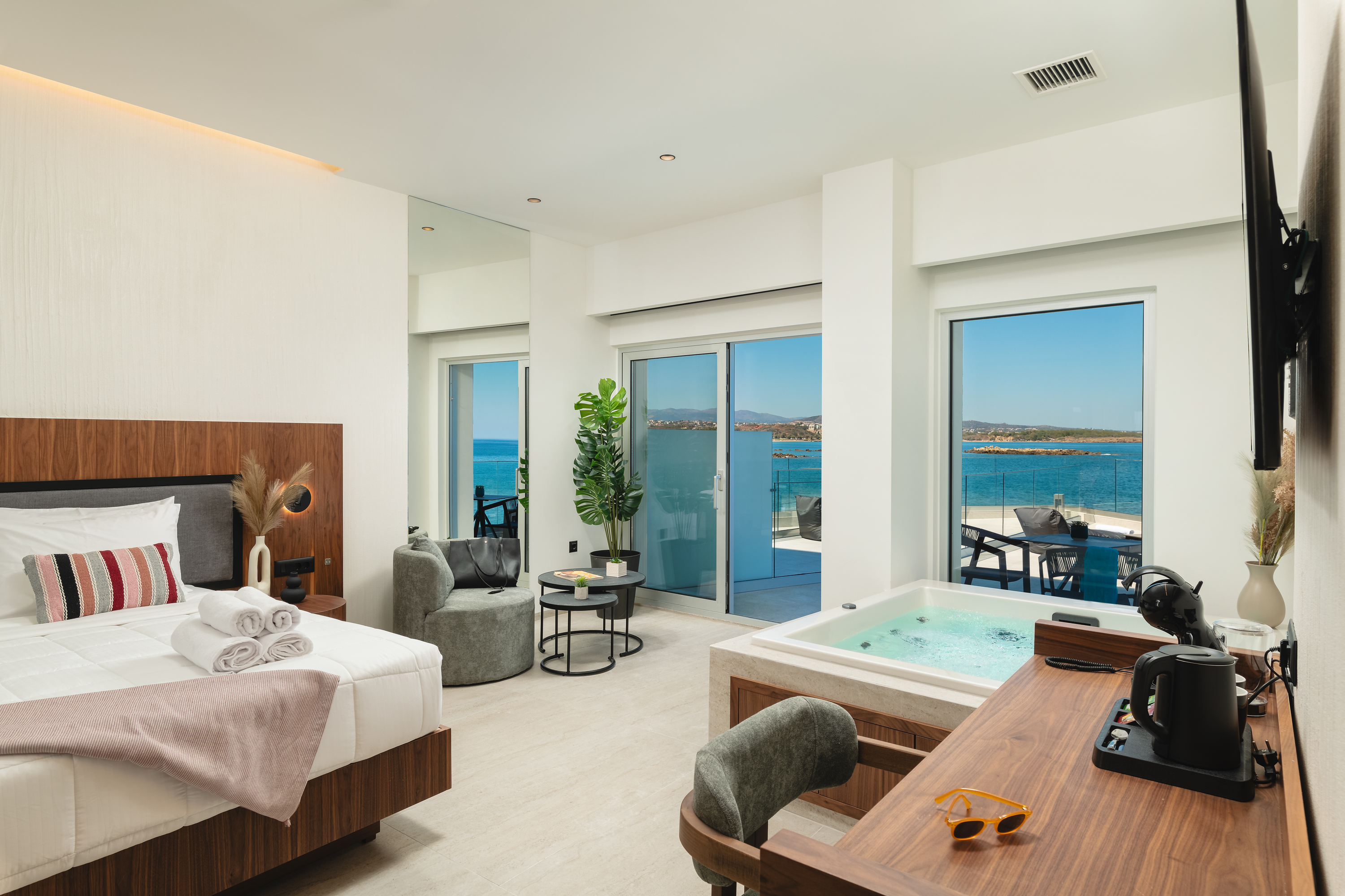 Interior, Sunlounge, Suite, Hot Tub