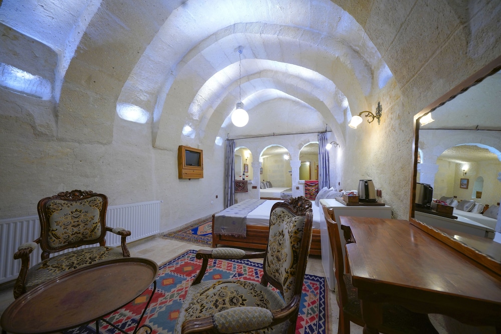 Elysee Cave House 81/100