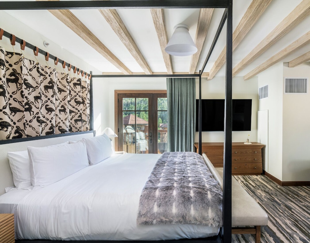 Madeline Hotel And Residences 18/79