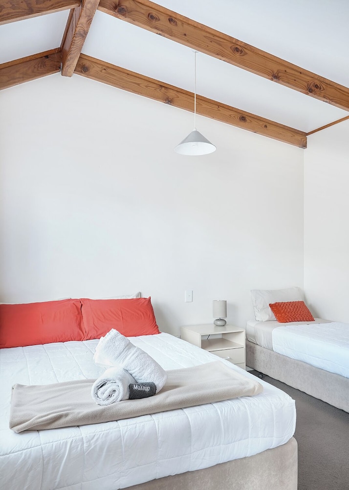 كابينة بغرفتي نوم