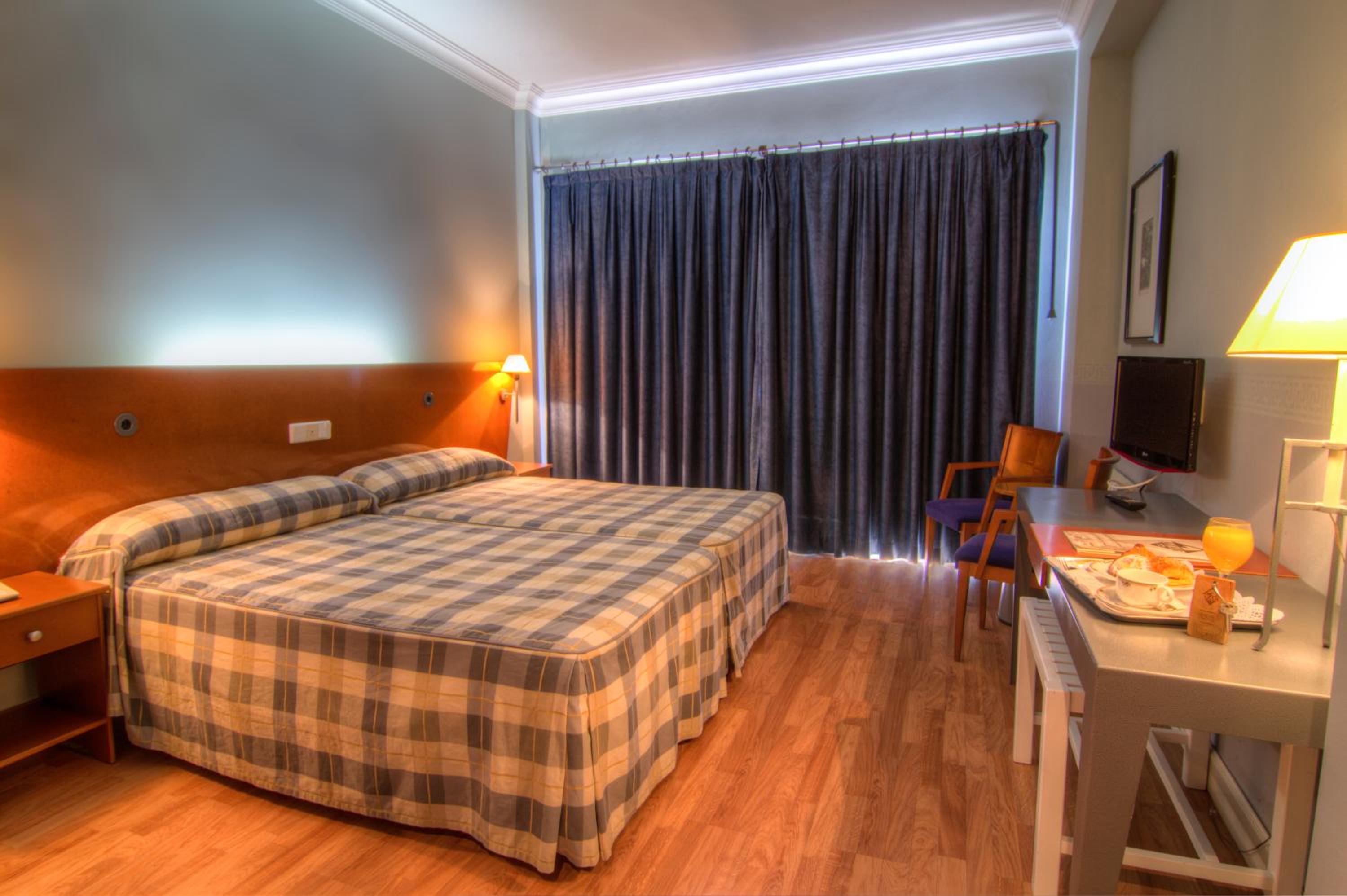 غرفة بسريرين منفصلين مع سرير إضافي، Hotel Azar 3/8