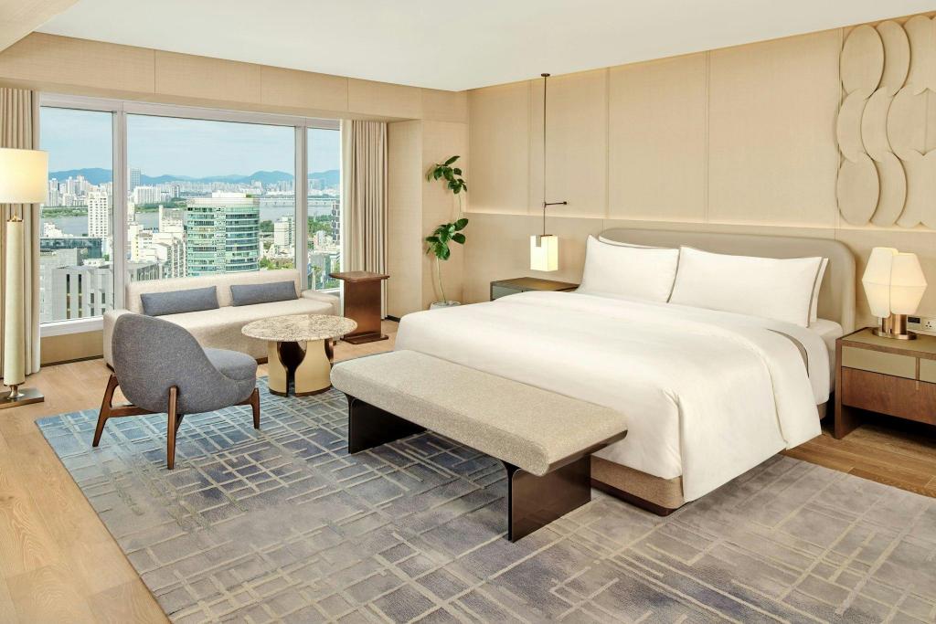 Executive, Suite, King Bed, Club Floor