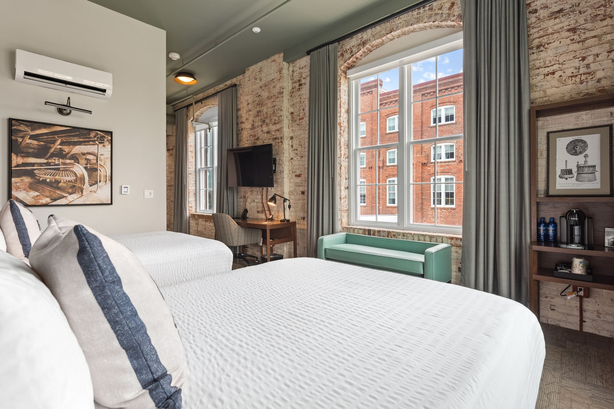Room, 2 Queen Beds, River View, Corner