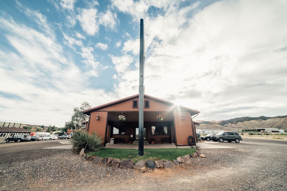 Red Ledges Inn 3/50