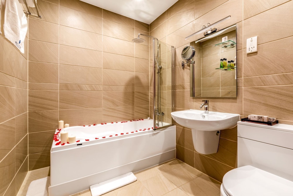 Grand Sapphire Hotel 34/35