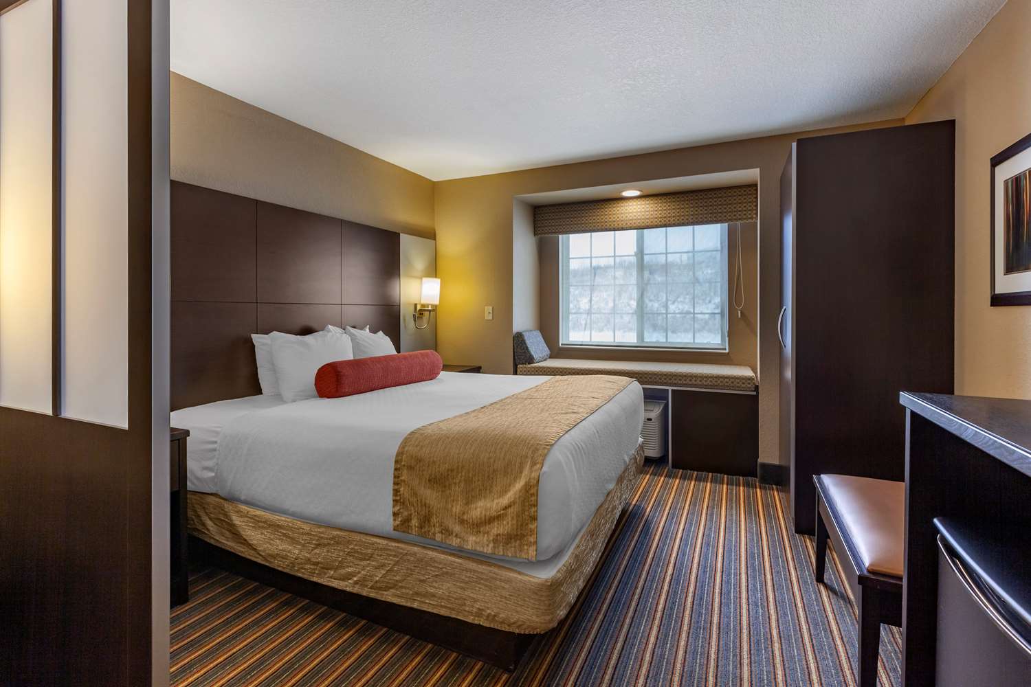 غرفة بسرير كوين بحوض استحمام لذوي الإعاقة، Best Western Plus Woodstock Inn & Suites 2/4