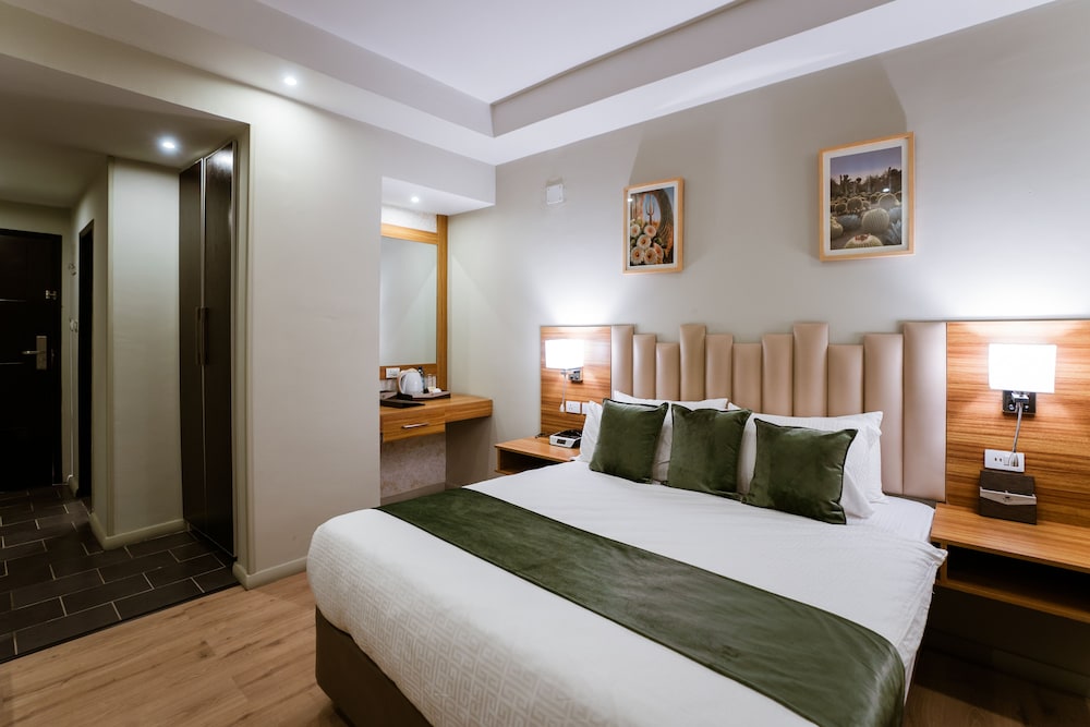 Monarch Hotel 12/45