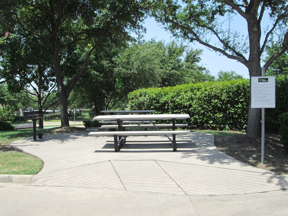 Suburban Studios Irving - Las Colinas 50/70