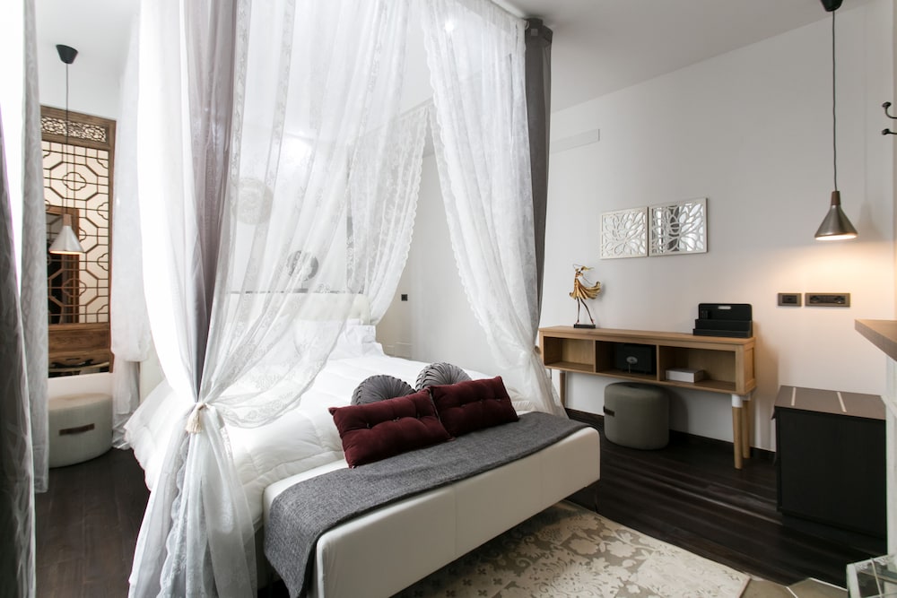 BLACK AND WHITE, APARTMENT