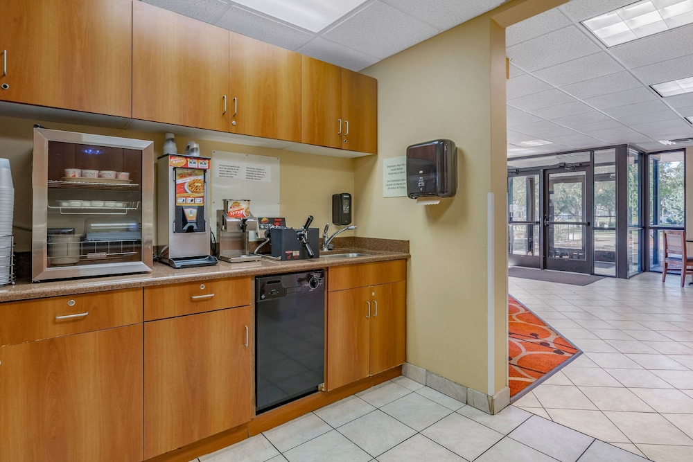 Econo Lodge Inn & Suites Des Moines Fairgrounds Area 10/37