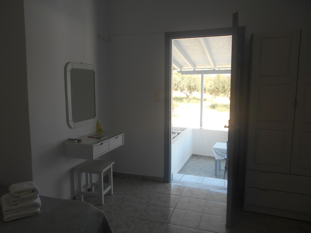 Elea Milos (ex Antonis Rooms) 41/45