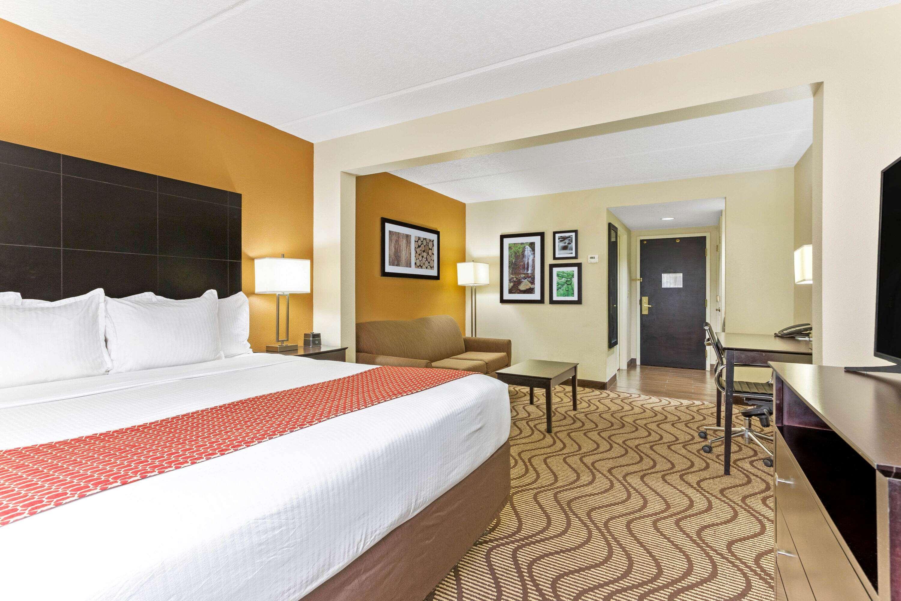 SUITE, KING BED