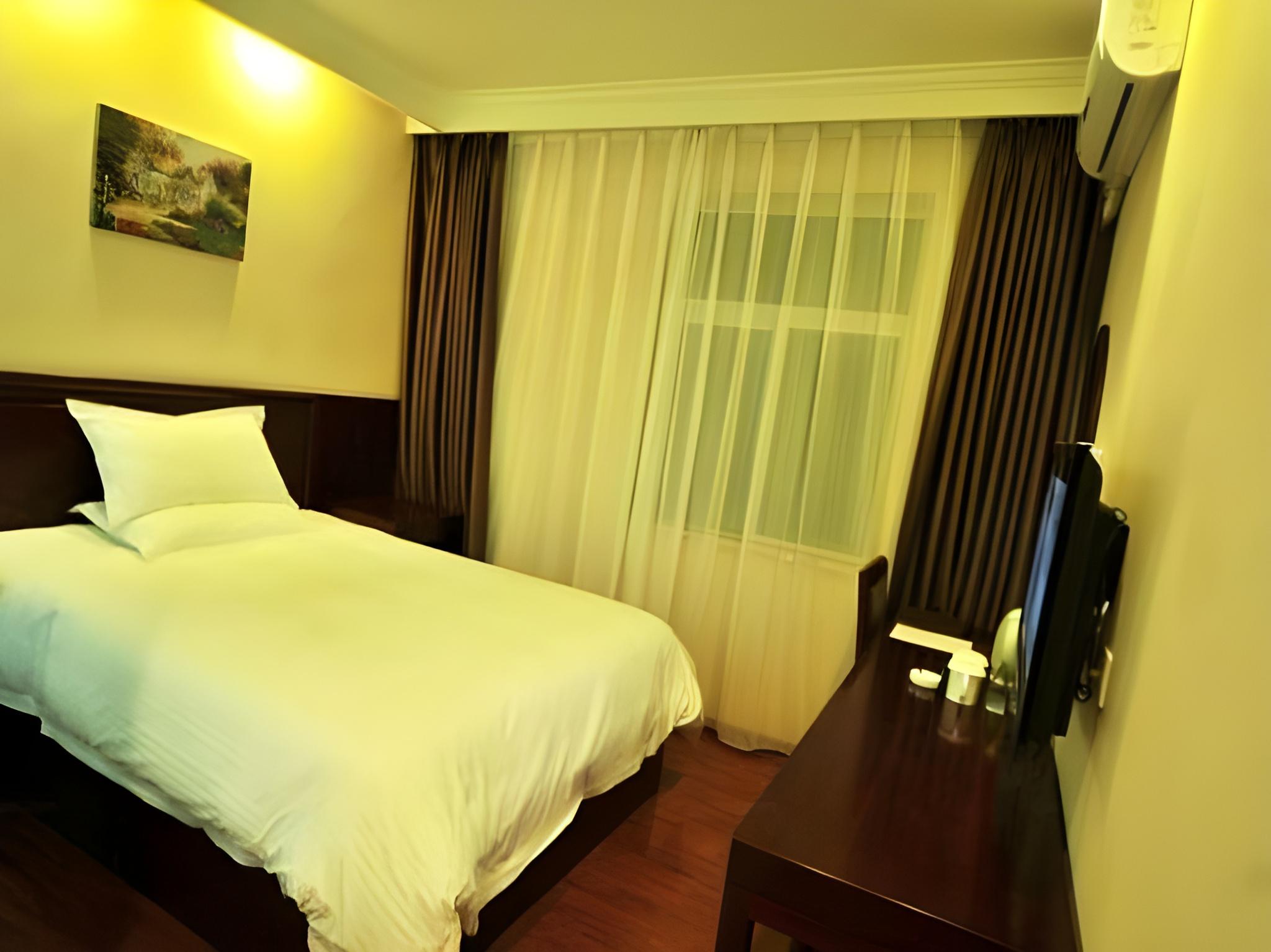 ROOM, DOUBLE BED