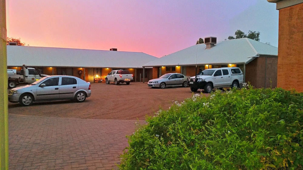 MUD HUT MOTEL 15/57