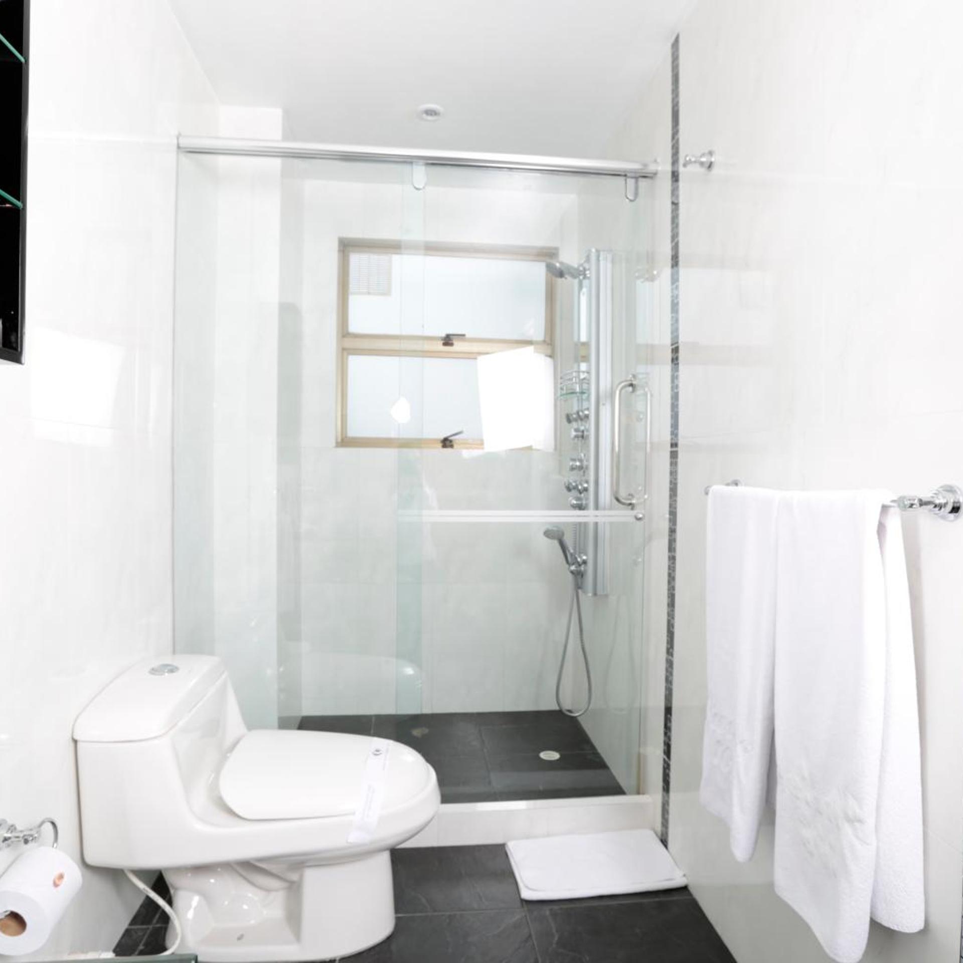 Suites 108 51/55