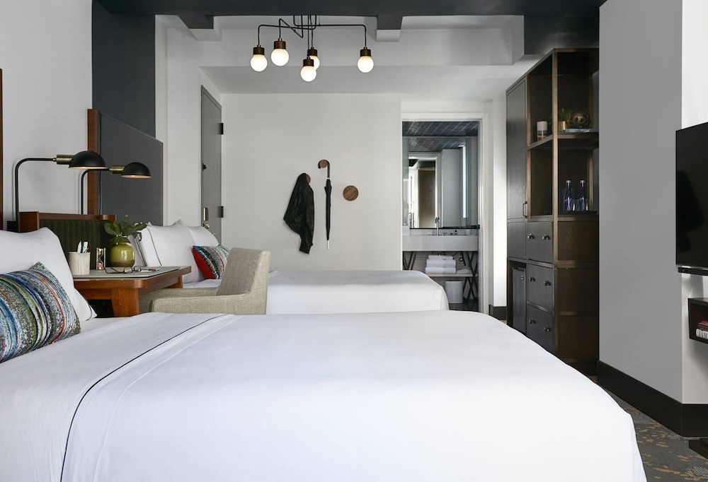 Gallery, 2 Queen Beds