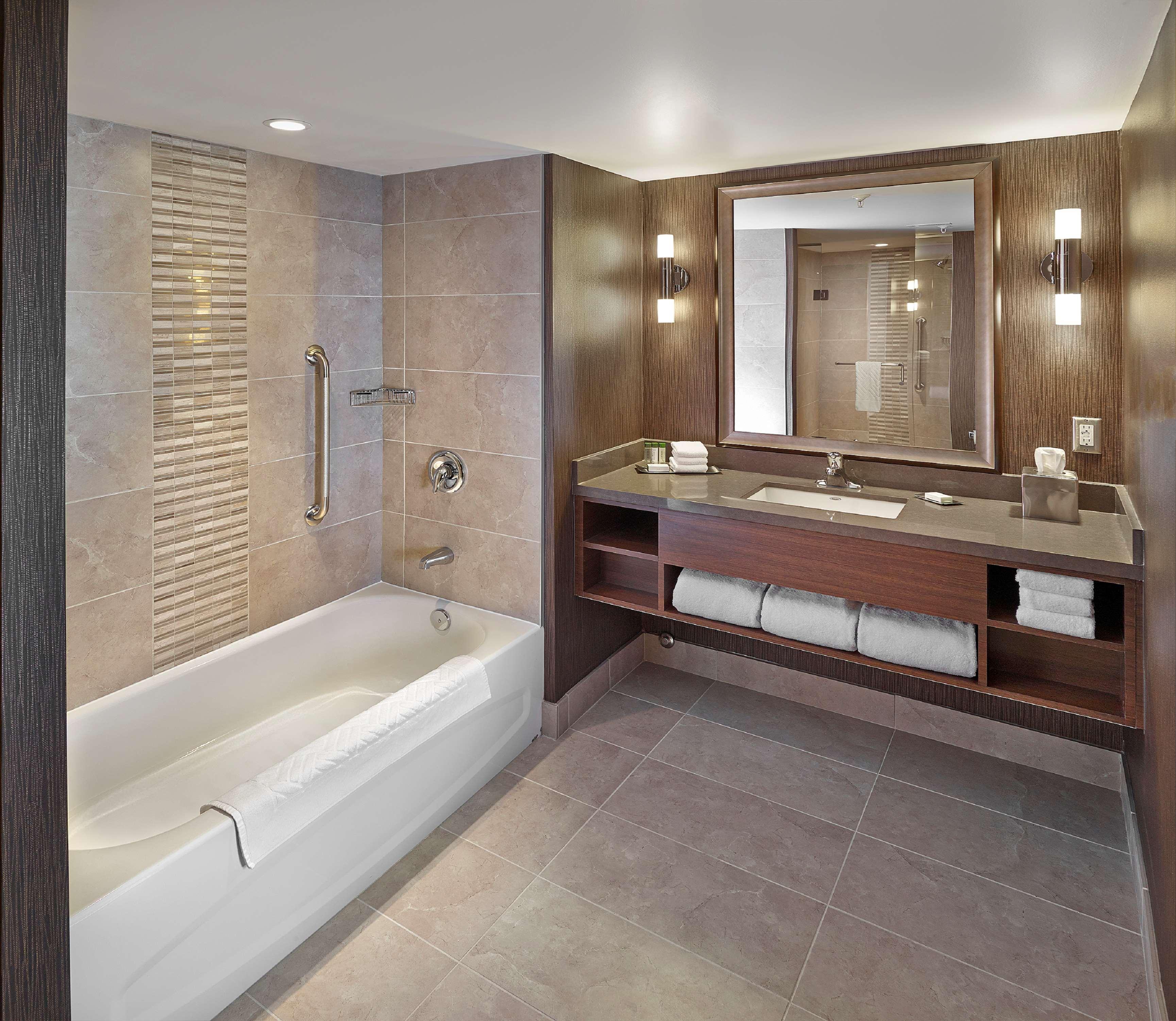 PRESIDENTIAL, SUITE, KING BED, 1.5 BATHROOMS, SOFA