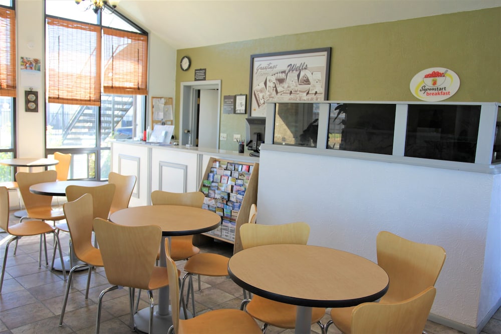 Super 8 By Wyndham Wells 24/34