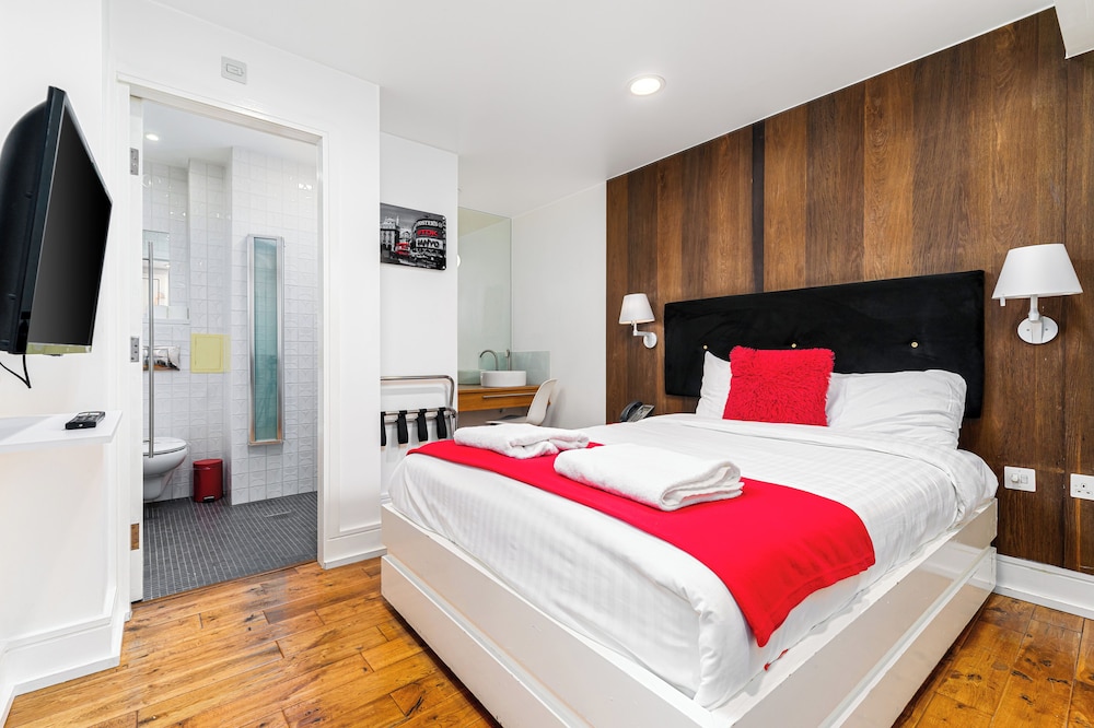 The Whitechapel Hotel 20/50