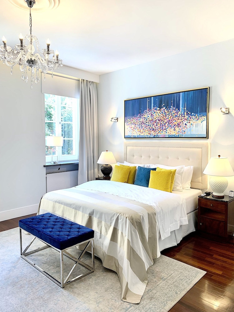 2 BEDROOMS, SUITE, SQUARE VIEW, MAIN BUILDING