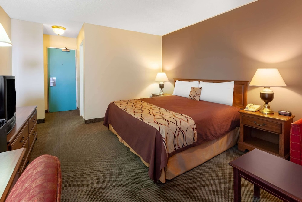 Travelodge by Wyndham Cleveland Airport 16/36